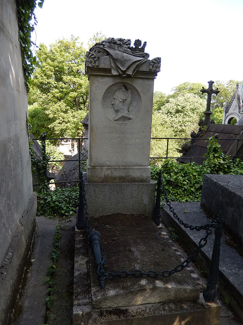 Tombe de Laure Adlade Constance Permon - au cimetire de Montmartre division 22 - orne d'un mdaillon de David d'Angers